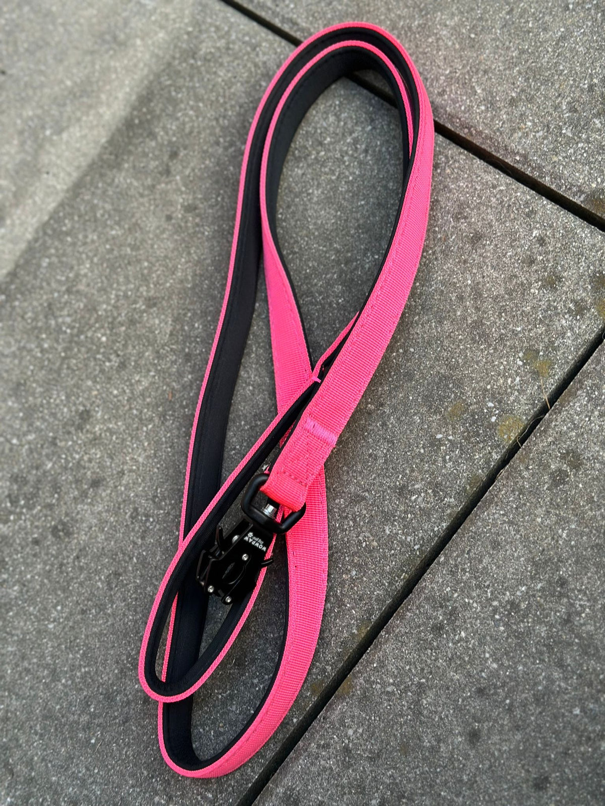 Guinzaglio tattico per cani ULTRA LIGHT XXS rosa neon – 1,5 m con mini moschettone a rana