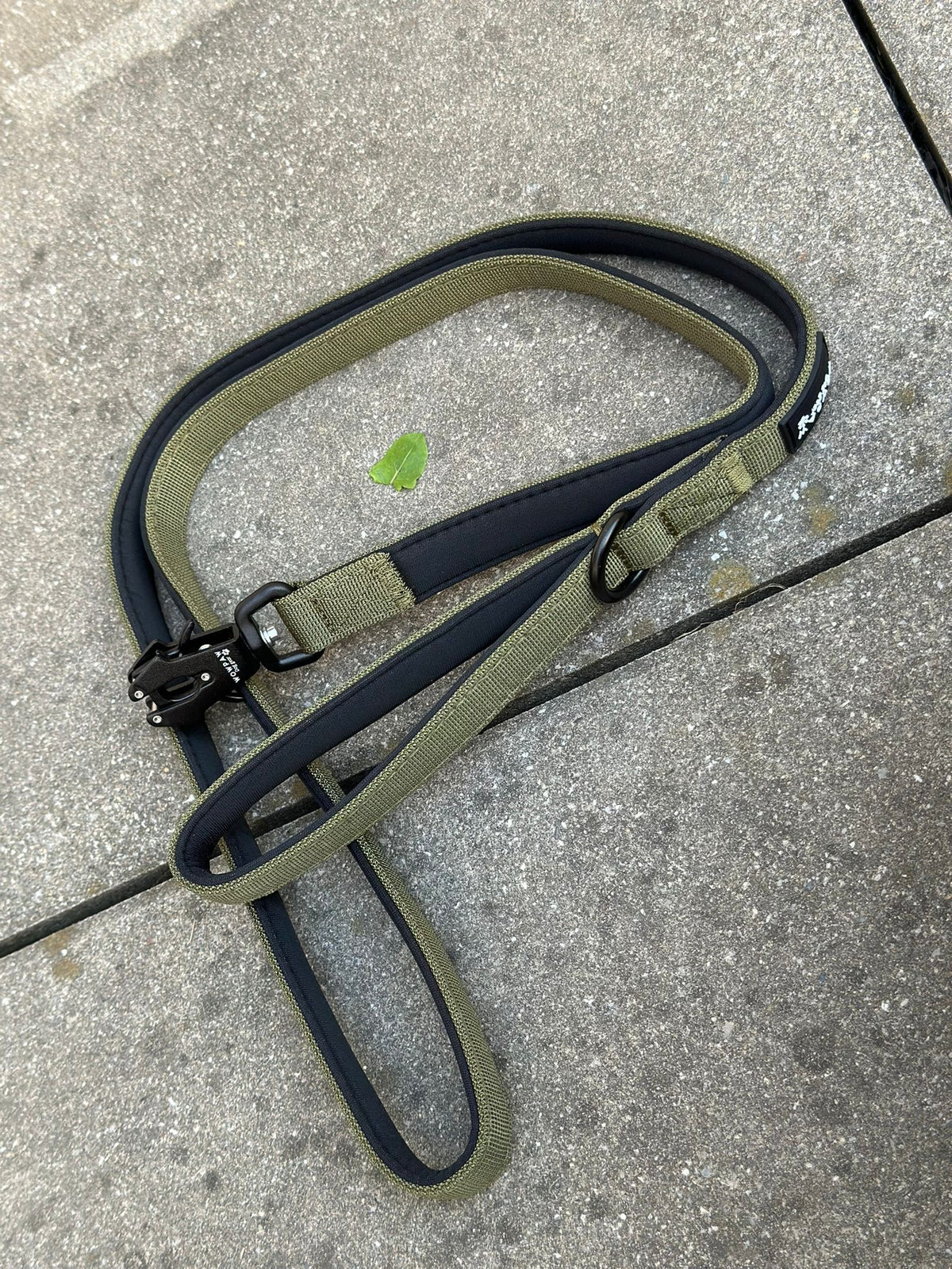 Guinzaglio tattico per cani ULTRA LIGHT XXS verde militare – 1,5 m con mini moschettone a rana
