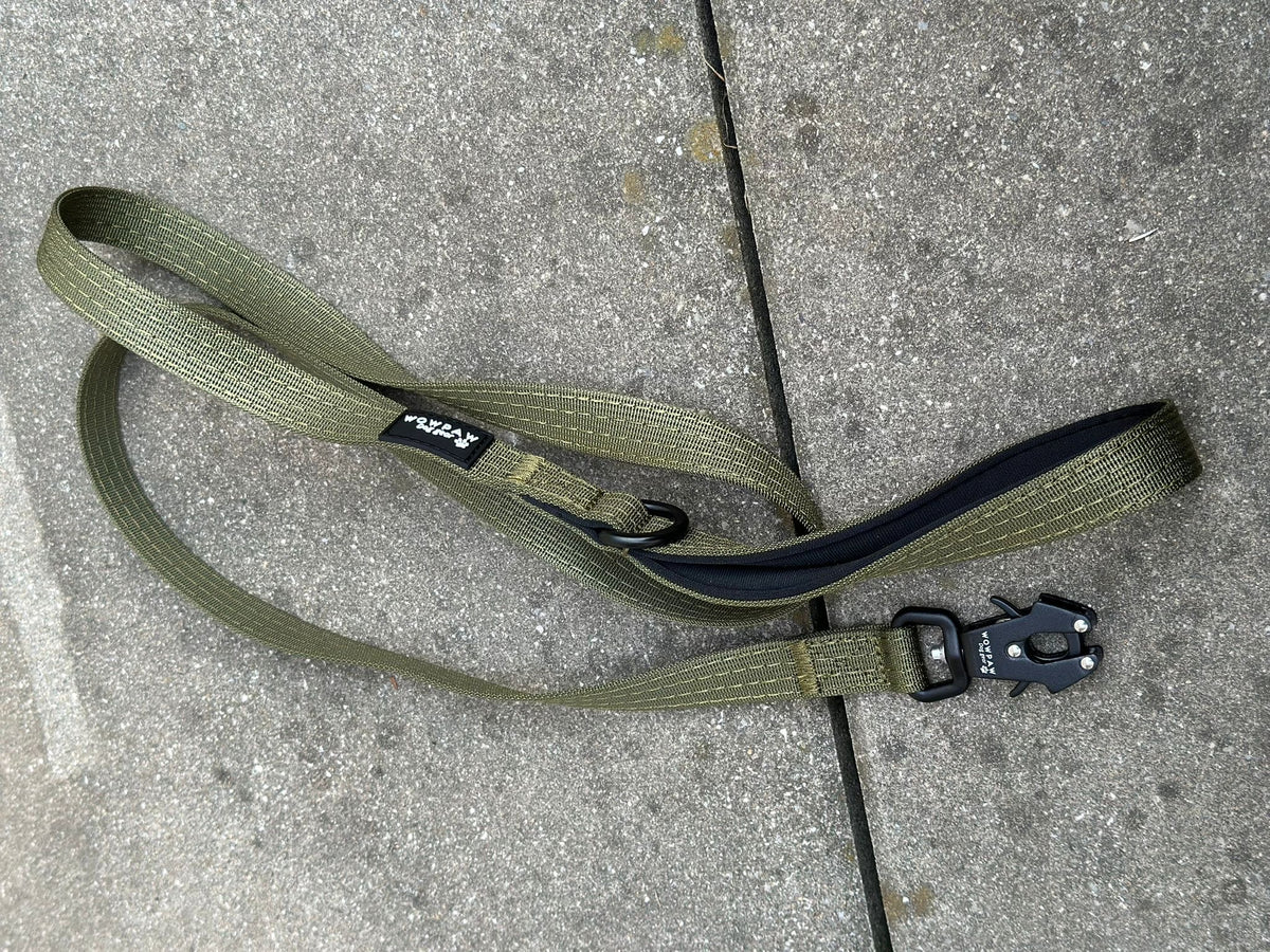 Taktische Hundeleine ULTRA LIGHT SOFTLINE XXS Army Green – 1,5 m mit Mini-Froschkarabiner
