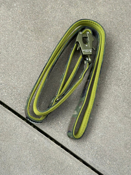 Taktische Hundeleine ULTRA LIGHT Army Green Camouflage Edition, Länge 1,5m mit Medium-Froschkarabiner
