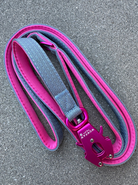 Guinzaglio tattico per cani ULTRA LIGHT Edizione azzurro chiaro e viola, lunghezza 1,8m con moschettone a rana medio