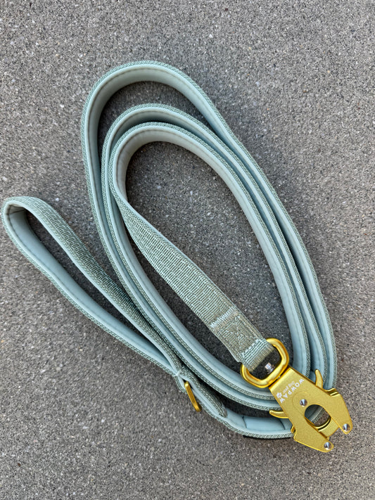Taktische Hundeleine ULTRA LIGHT Silver Sage Edition, Länge 1,8m mit Medium-Froschkarabiner